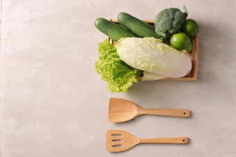 新鲜的蔬菜木托盘健康的食物成分有机农民蔬菜前视图
