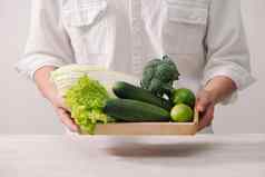 市场健康的素食主义者食物新鲜的蔬菜浆果绿色水果木托盘黄瓜萝卜绿色豌豆白色表格男人。手复制空间