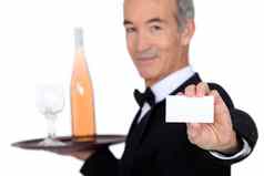 服务员携带瓶酒玻璃显示个人卡