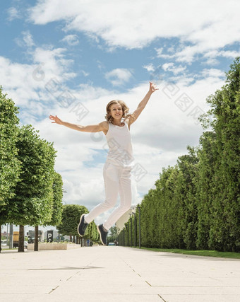 漂亮的年轻的女人跳公园