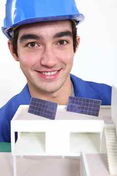 年轻的工人建筑模型显示太阳能面板
