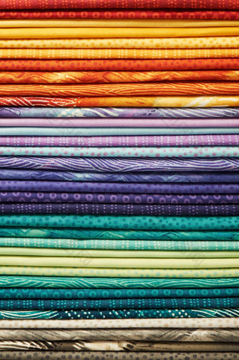 堆色彩斑斓的织物