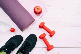 瑜伽席体育运动鞋子哑铃瓶水蓝色的背景概念健康的生活方式体育运动饮食体育运动设备复制空间