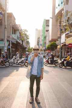 年轻的亚洲旅行背包客给离子唐人街西贡