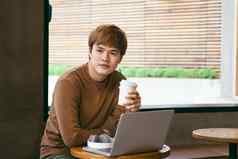年轻的亚洲男人。持有杯咖啡咖啡时间夏天假期假期概念
