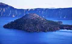 向导岛火山口湖蓝色的天空俄勒冈州