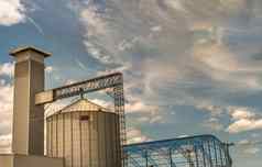 复杂的农业筒仓安装存储粮食蓝色的天空背景
