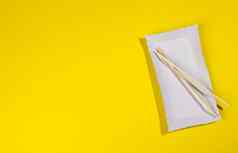 纸矩形盘子木筷子黄色的背景