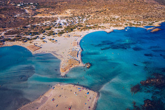 空中无人机拍摄美丽的绿松石海滩粉红色的沙子埃拉福尼西克里特岛希腊海滩地中海埃拉福尼西海滩克里特岛希腊著名的埃拉福尼西海滩希腊岛克里特岛