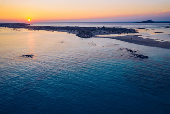空中无人机拍摄美丽的绿松石海滩粉红色的沙子埃拉福尼西克里特岛希腊海滩地中海埃拉福尼西海滩克里特岛希腊著名的埃拉福尼西海滩希腊岛克里特岛
