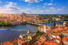 布拉格风景优美的春天空中视图布拉格小镇码头体系结构查尔斯桥伏尔塔瓦河河布拉格czechia小镇布拉格城堡背景捷克共和国