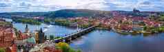 布拉格风景优美的春天空中视图布拉格小镇码头体系结构查尔斯桥伏尔塔瓦河河布拉格czechia小镇布拉格城堡背景捷克共和国