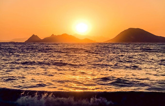 夏天日落地中海海海岸海景山视图