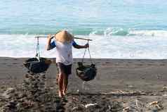 传统的海盐生产火山黑色的沙子巴厘岛