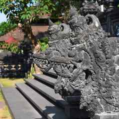 传统的巴厘岛的石头龙图像寺庙