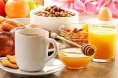 早餐包括咖啡面包蜂蜜橙色汁牛奶什锦早餐
