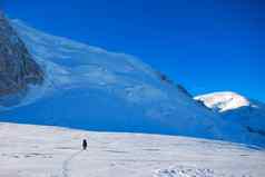 极端的体育运动孤独的徒步旅行者冬天山