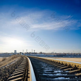 铁路地平线深蓝色的天空日落