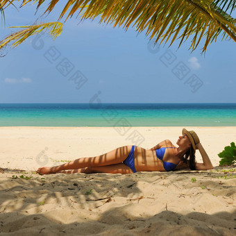 女人海滩棕榈树