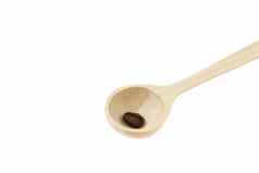 木勺子咖啡豆子孤立的白色