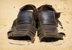 凉鞋撒上金沙热夏天背景