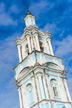 高正统的教堂蓝色的天空背景钟楼建筑