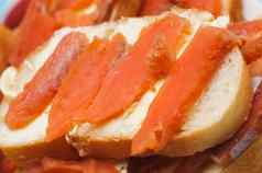 咸红色的块鱼面包美味食物