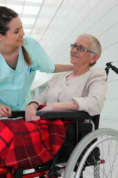 护士会说话的上了年纪的夫人轮椅