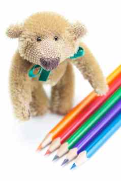 泰迪熊彩色的铅笔孤立的白色