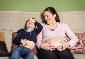 怀孕了妈妈。儿子笑比较肚子