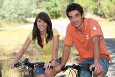 青少年自行车骑