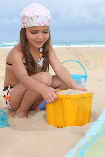 女孩玩海滩