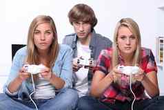 青少年玩视频游戏