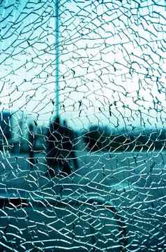 破碎的玻璃窗口