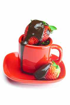 草莓巧克力说谎红色的杯孤立的白色