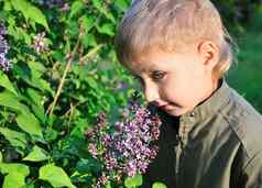 男孩淡紫色妈妈。
