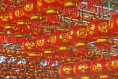 中国人一年红色的灯笼挂高
