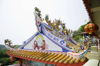 中国人风格龙雕像屋顶寺庙