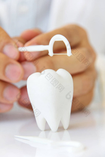 用<strong>牙线</strong>清洁牙齿牙齿概念