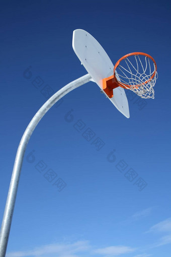 篮球篮板清晰的天空