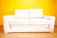 白色沙发黄色的墙公寓