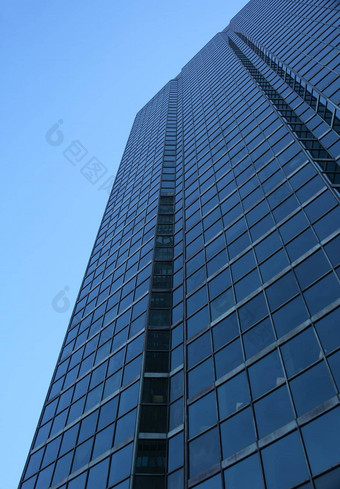 蓝色的glass-windowed摩天大楼