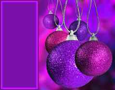 关闭紫色的粉红色的圣诞节包尔布尔球大小挂字符串