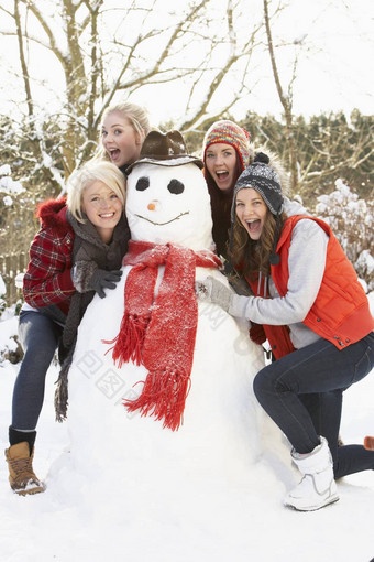 集团十几岁的女孩建筑雪人