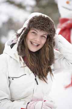 十几岁的女孩穿冬天衣服雪景观