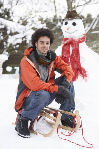 男人。雪橇雪人