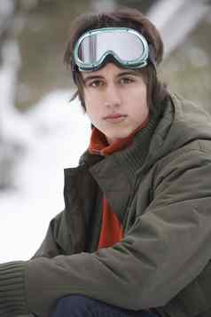 十几岁的男孩穿冬天衣服雪景观