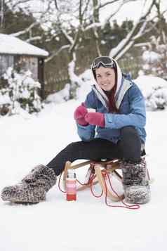 十几岁的女孩雪橇雪人瓶热德林河