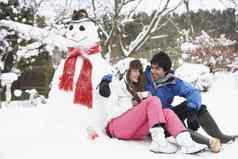 十几岁的夫妇冬天景观雪人瓶
