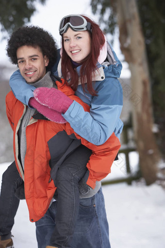 十几岁的男孩给<strong>女孩</strong>肩扛<strong>雪景</strong>观